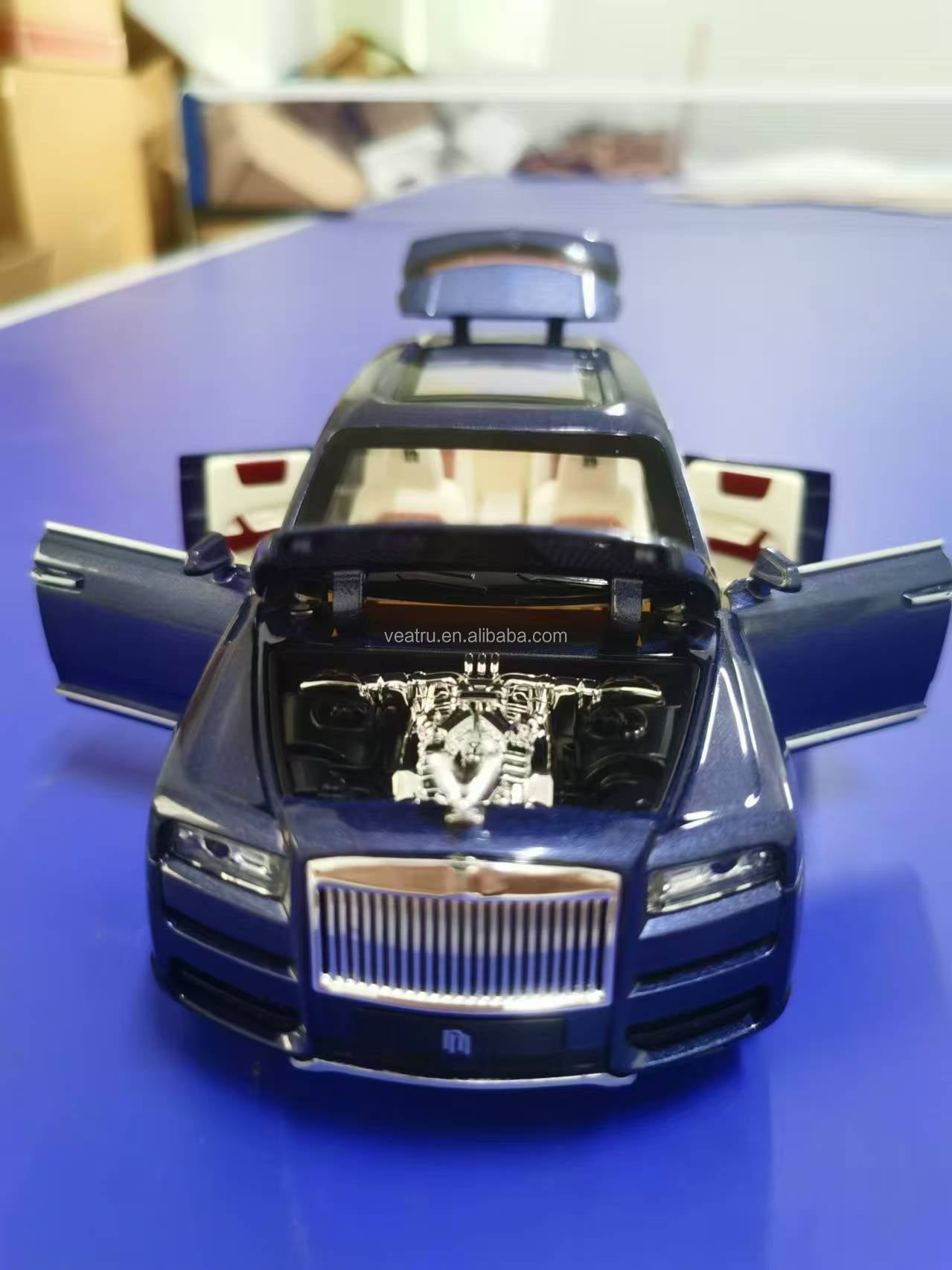 Red 1:24 Rolls Royce Cullinan Full Metal Model Car