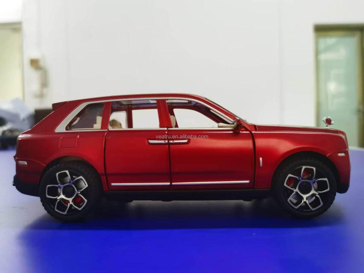 Red 1:24 Rolls Royce Cullinan Full Metal Model Car